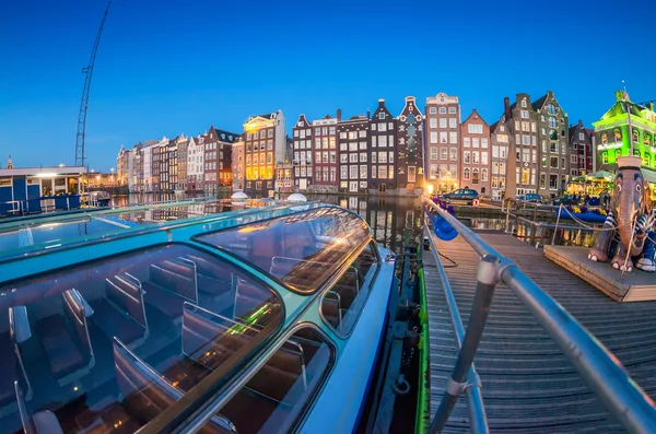 Belle ligne d'horizon nocturne d'Amsterdam. Maisons de ville le long du canal — Photo