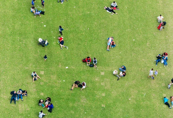 90 graus de visão de pessoas relaxando em um prado — Fotografia de Stock