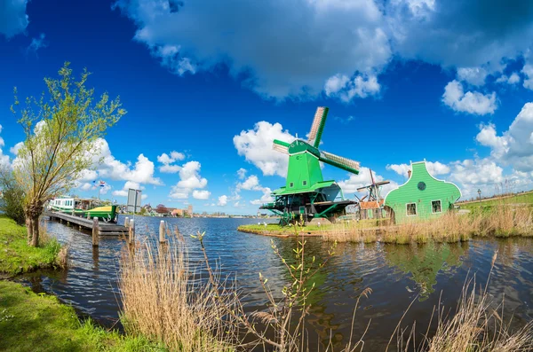 Větrných mlýnů Zaanse Schans po městě kanálu, Nizozemsko — Stock fotografie