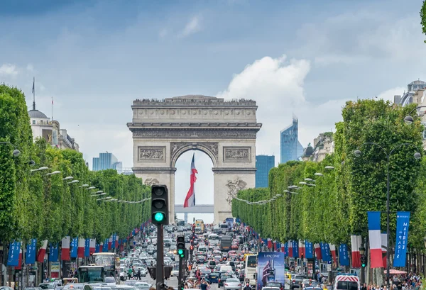 PARIGI - 20 LUGLIO 2014: Traffico lungo Champs-Elysees. Il viale — Foto Stock