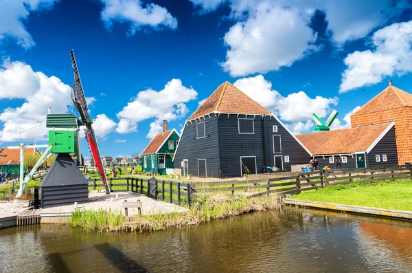 Ветряные мельницы Zaanse Schans вдоль городского канала, Нидерланды — стоковое фото