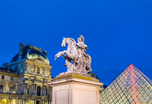 PARIGI - 20 LUGLIO 2014: Luci notturne del Louvre su una bella somma — Foto Stock