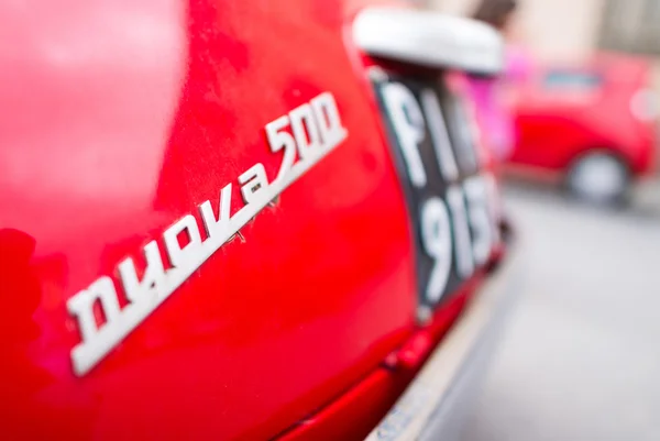 PISA, ITALY - MAY 16, 2015: Old red Fiat 500 along city streets. — Stock Photo, Image