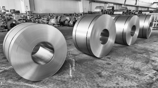 Bobine di acciaio all'interno capannone industriale — Foto Stock