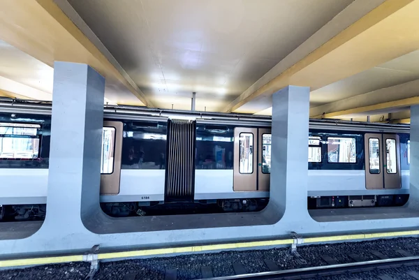 BRUXELAS - Maio 1, 2015: O trem chega na estação de metrô da cidade. Substituição — Fotografia de Stock