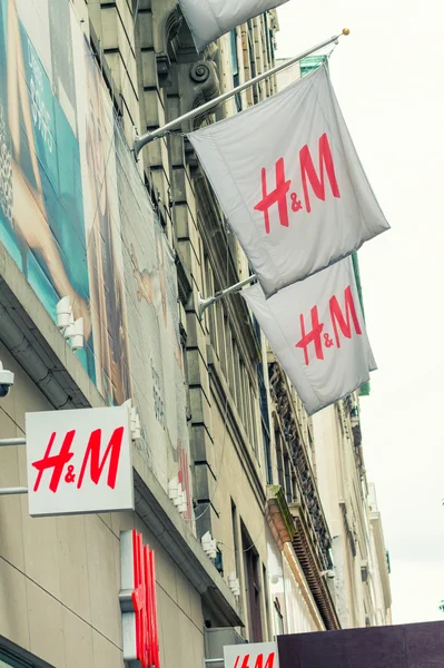 NEW YORK CITY - JUNE 14, 2013: Modern H&M shop entrance and flag — Stock Photo, Image