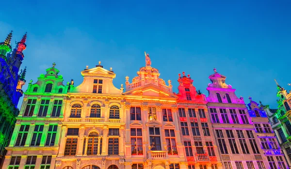 Der prachtvolle Platz, der nachts in Brüssel beleuchtet wird, Belgien — Stockfoto