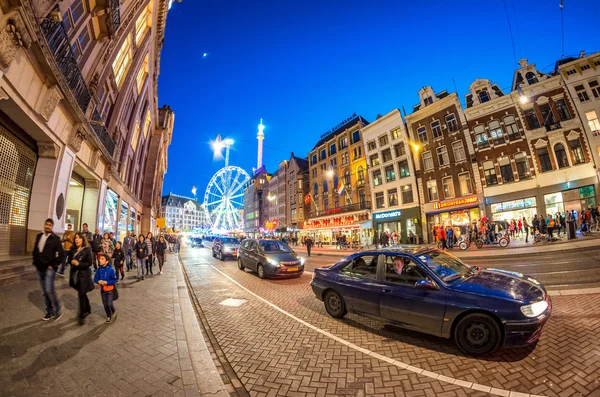 Amsterdam - 25 April 2015: Toeristen en de lokale bevolking langs stad stree — Stockfoto