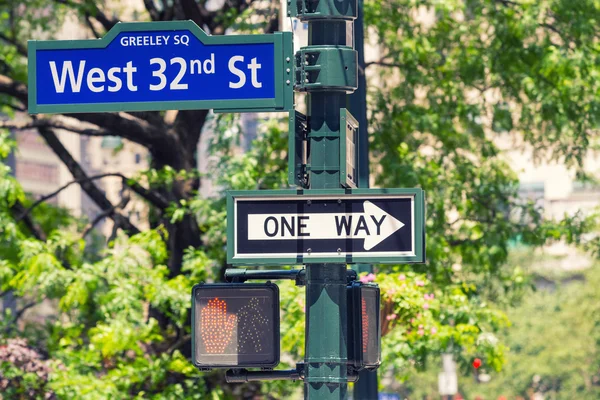 New York. 32nd street intersection sign in Manhattan — Stock Photo, Image