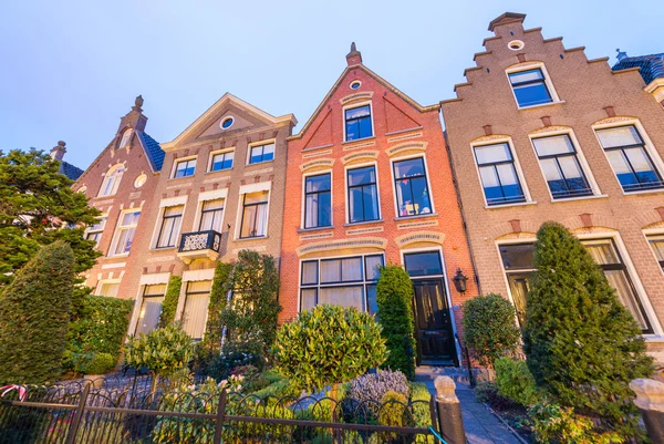 Hermosos edificios de Alkmaar al atardecer, Países Bajos — Foto de Stock
