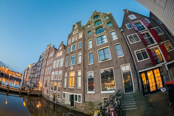 Buildings on canal in Amsterdam, Netherlands — Stock Photo, Image