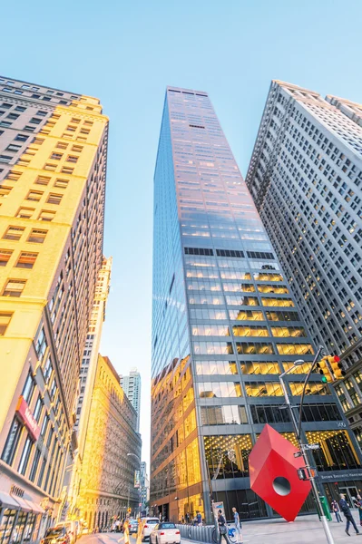 NUEVA YORK CITY - 13 de junio de 2013: Los turistas caminan por las calles de la ciudad . — Foto de Stock