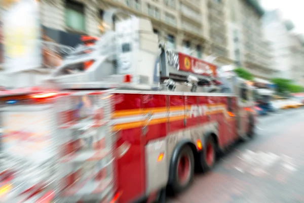 Blurred fast moving firefighters truck in New York City — Stock Photo, Image