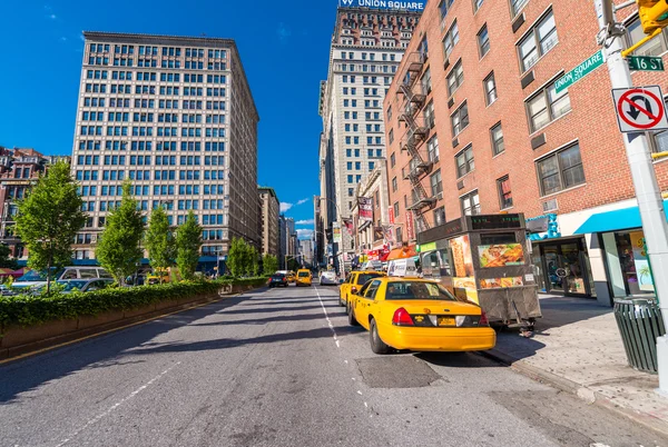 NEW YORK CITY - JUNE 13, 2013: Gule drosjer langs Manhattan avenu – stockfoto