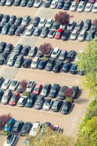 Vista aérea del aparcamiento de la ciudad con filas de coches —  Fotos de Stock