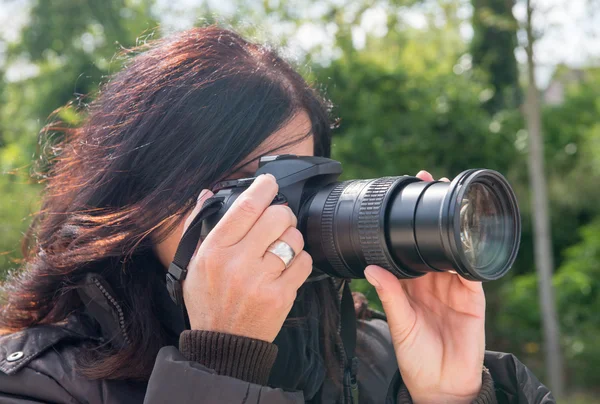 Kobieta fotograf odkryty — Zdjęcie stockowe
