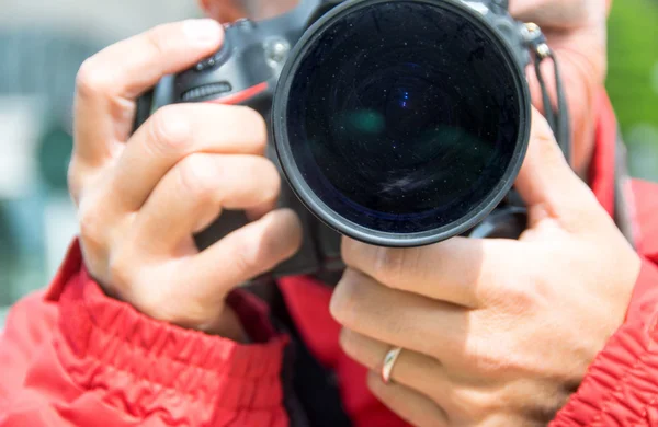 Mężczyzna fotograf odkryty, szczegół — Zdjęcie stockowe