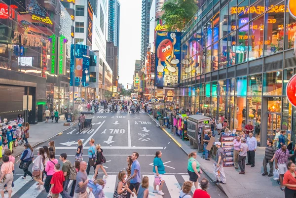 New York City - 15 juni 2013: Toeristen lopen langs de stadsstraten. — Stockfoto