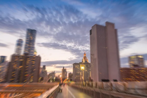 Brooklyn Bridge e Manhattan con luci e riflessi. Sfocatura — Foto Stock