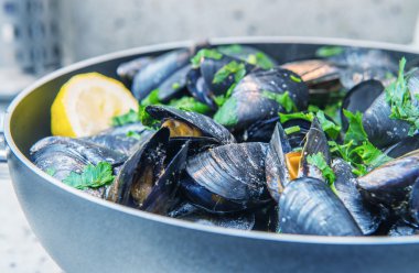 Kırmızı motosiklet şehir merkezinde park Nold moda