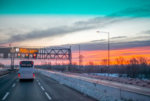 NMoto rouge à l'ancienne garée dans le centre-ville — Photo