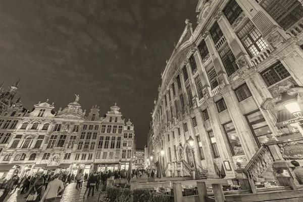 БРЮССЕЛЬ - 1 мая 2015 года: Туристы ночью на площади Гроте Маркс . — стоковое фото