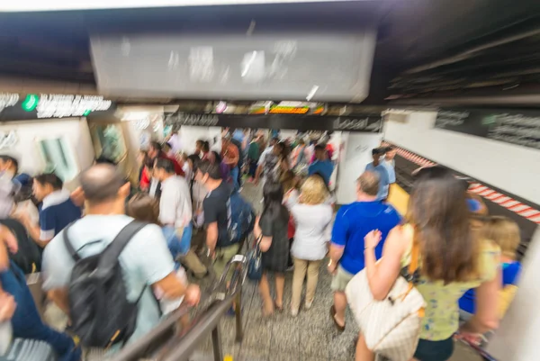 NMoto rossa vecchio stile parcheggiata nel centro della città — Foto Stock