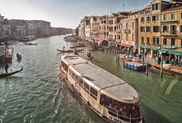 ヴェネツィア - 2015 年 2 月 8 日: 観光客が訪れるヴェネツィアの大運河 — ストック写真