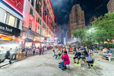 Gece Manhattan'daki turist.