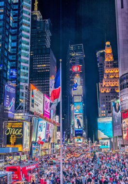 Times Meydanı'nda turistler geceleri.