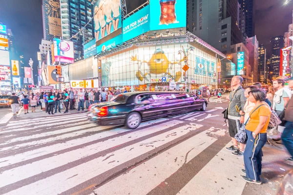 Turystów na Times Square w noc. — Zdjęcie stockowe