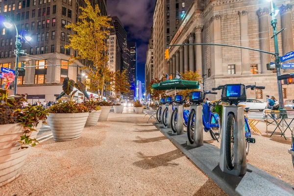 Nuevas bicicletas de ciudad azul alineadas —  Fotos de Stock