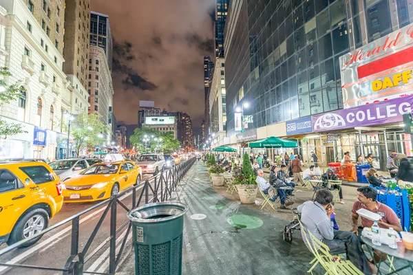 Taxi speeds up along city street. — Stock Photo, Image