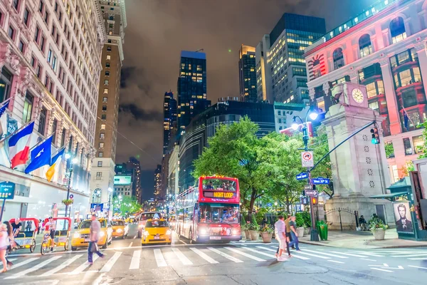 Turistas em Manhattan à noite . — Fotografia de Stock