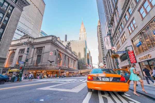 Taxi speeds up along city street. — Stock Photo, Image