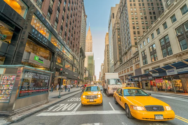 Taxi snabbar upp längs stad gata. — Stockfoto