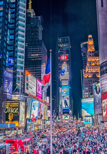 Turistas em Times Square à noite . — Fotografia de Stock