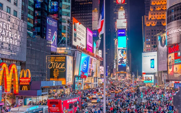 Turistas em Times Square à noite . — Fotografia de Stock