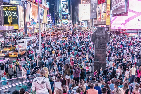 Times Meydanı'nda turistler geceleri. — Stok fotoğraf