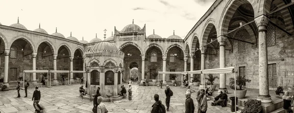 ISTANBUL - 22 SEPTEMBRE 2014 : Intérieur de la Mosquée Bleue. C'est parti. — Photo