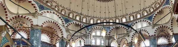 ISTANBUL - 22 DE SEPTIEMBRE DE 2014: Interior de la Mezquita Azul. Está encendida. — Foto de Stock