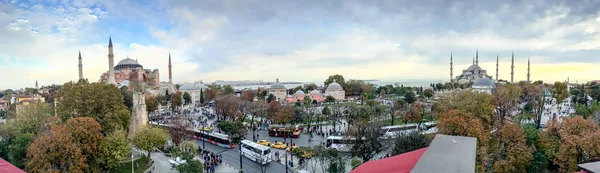 ISTANBUL - 21 SETTEMBRE 2014: I turisti godono della vita cittadina a Sulta — Foto Stock
