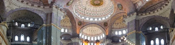 ISTANBUL - 22 de setembro de 2014: Interior da Mesquita Azul. Está ligado. — Fotografia de Stock
