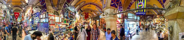 Istanbul - 22 September 2014: Wazig verplaatsingen van toeristen en — Stockfoto