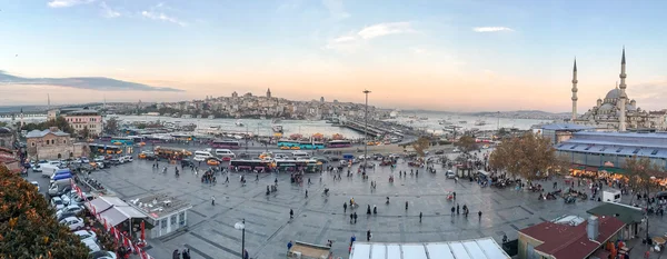 ISTANBUL - SETEMBRO 21, 2014: Turistas em Sultanahmet ao pôr do sol — Fotografia de Stock