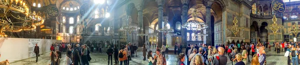 ISTANBUL, TURQUÍA - 20 DE SEPTIEMBRE: Los turistas visitan Santa Sofía en septiembre — Foto de Stock
