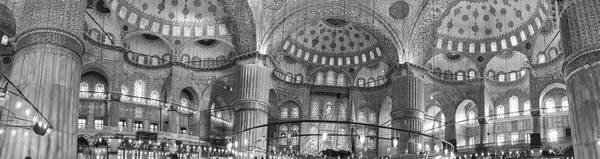 伊斯坦布尔，土耳其-Sep 20: 游客拜访 Septemb 圣索菲亚大教堂 — 图库照片