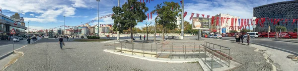 ISTANBUL, TURQUÍA - 23 DE OCTUBRE DE 2014: Gente caminando en la plaza Taksim — Foto de Stock