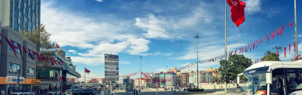 ISTANBUL, TURKEY - OCTOBER 23, 2014: People walking at Taksim Sq — Stock Photo, Image