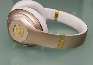 Pisa, İtalya - 26 Mayıs 2015: Beats studio kablosuz kulaklık. Yener